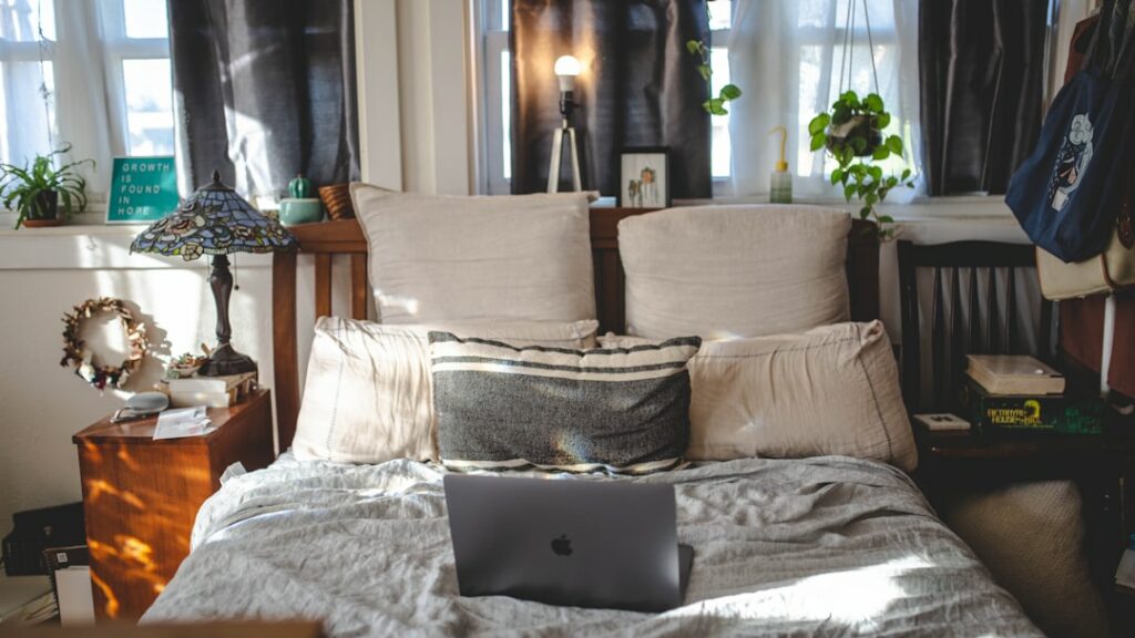 Photo bedroom, pillow